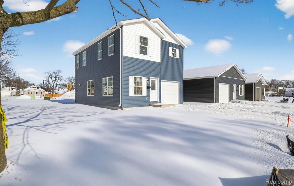 7567 Packard Avenue, Warren city
