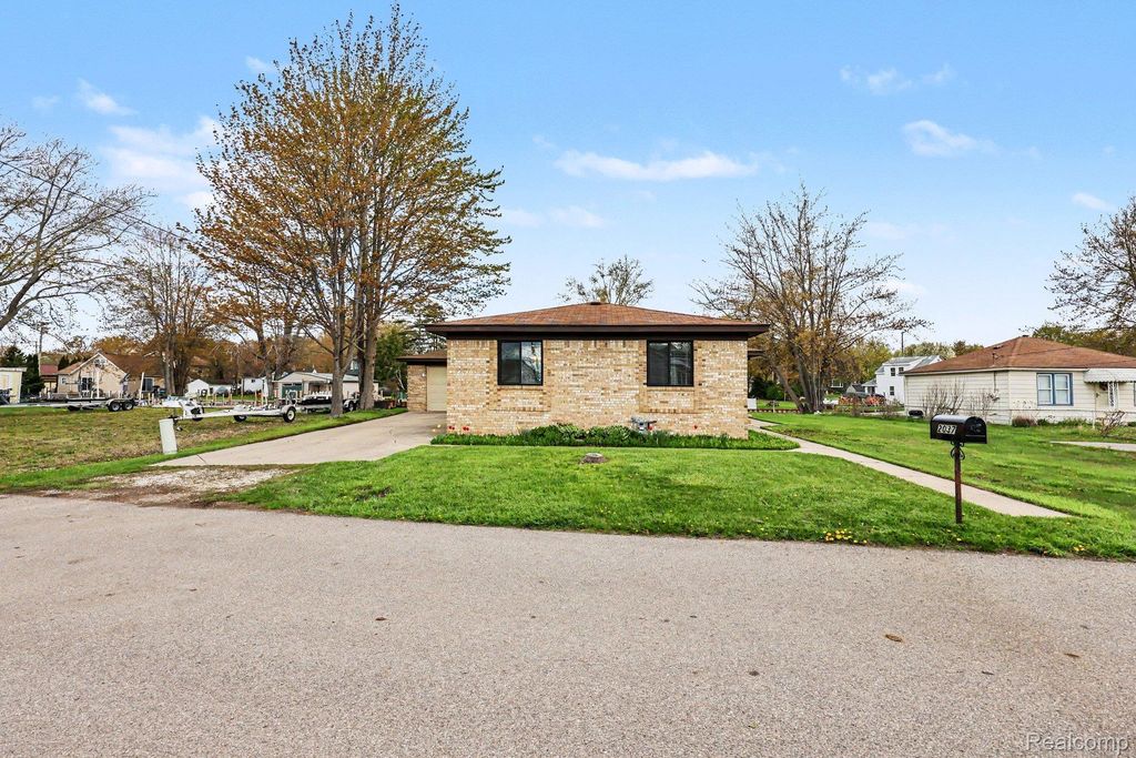 2037 W Park Drive, Algonac city