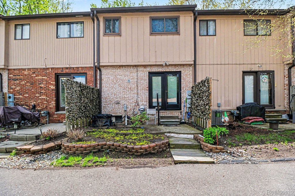 3120 N Summers Road N, Keego Harbor