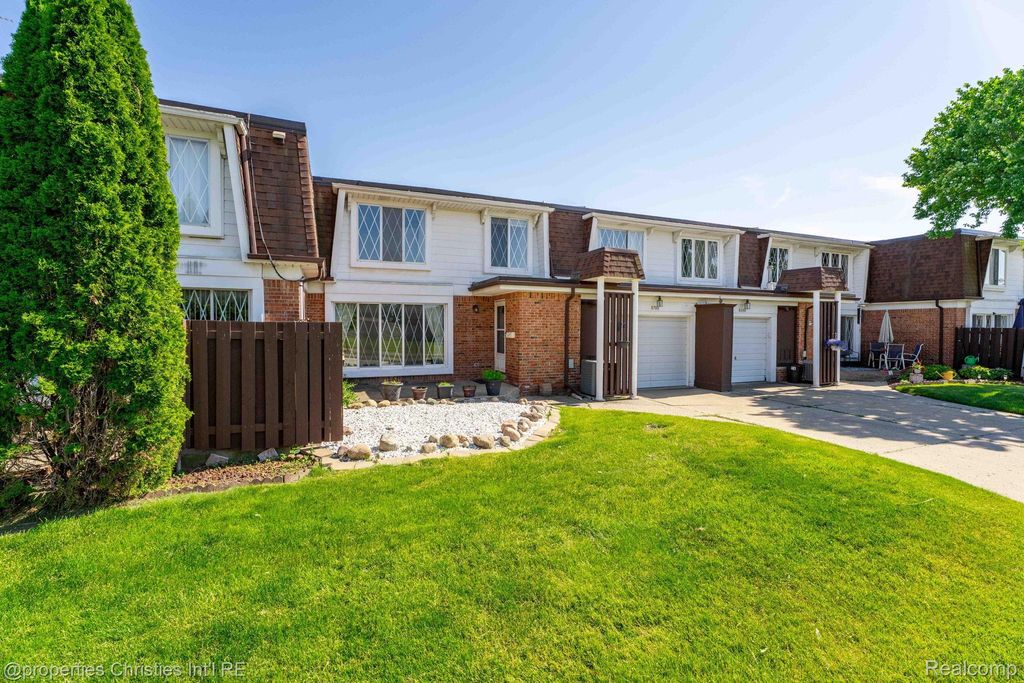 8700 Common Road, Warren