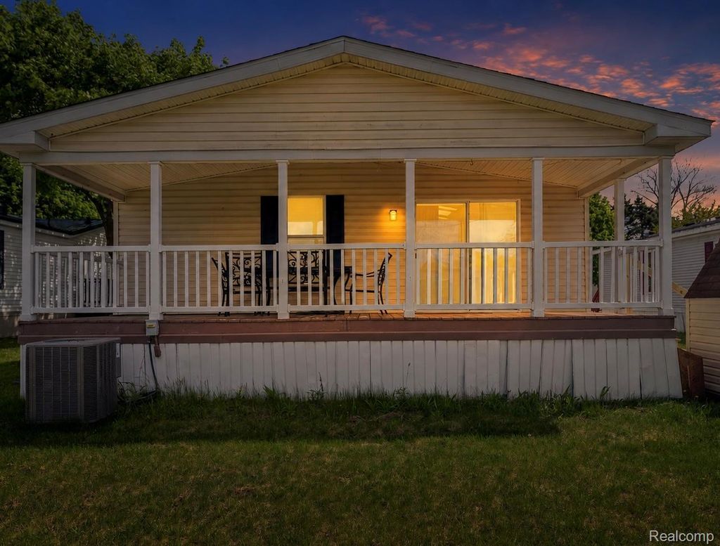 351 North Squirrel Rd 38, Auburn Hills
