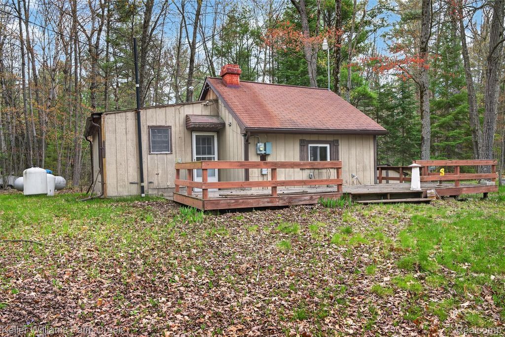 5429 Daily Road, Clement township