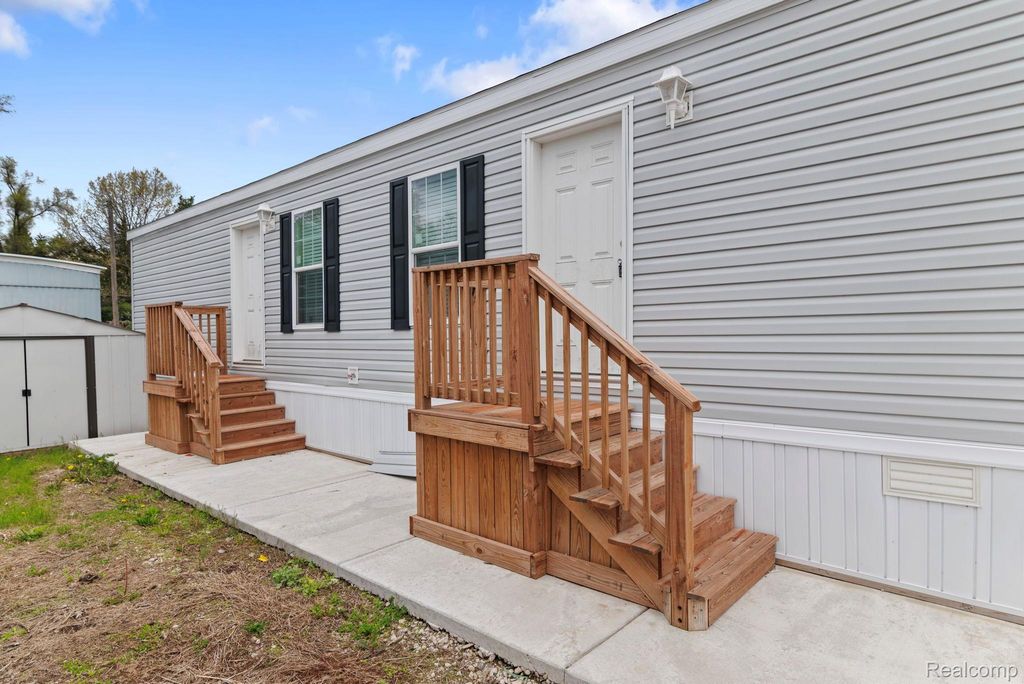 11055 Silver View Court, Green Oak township