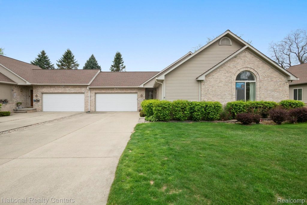 7221 Hawthorne Circle, Atlas township