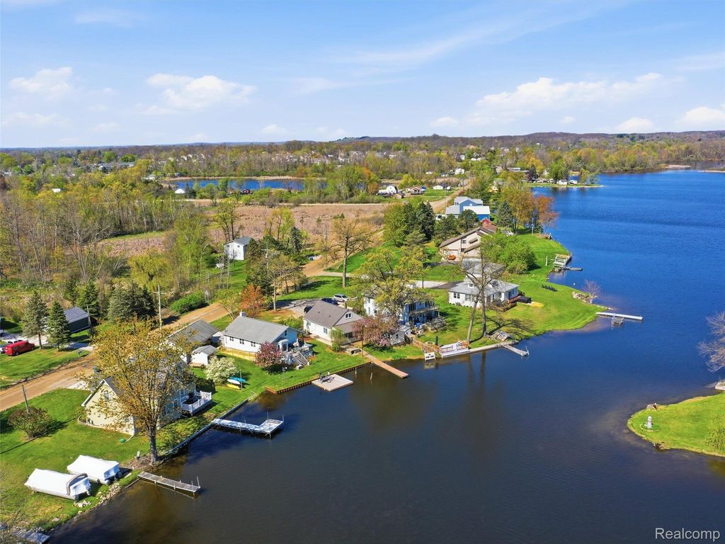 9114 Pontiac Lake Road, White Lake charter township
