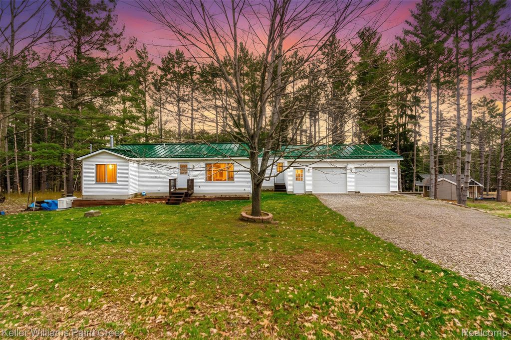 228 Clearview Drive, Lyon township