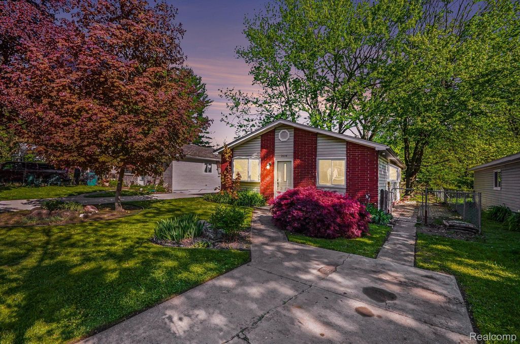 2628 Sinclair Avenue, Waterford charter township