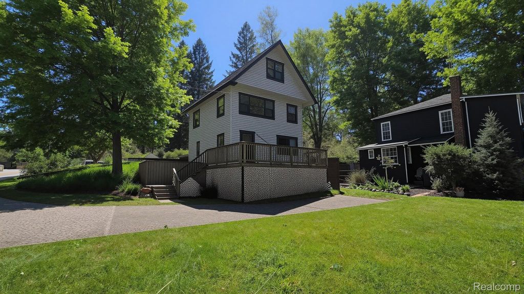 9847 Portage Lake Avenue, Dexter township