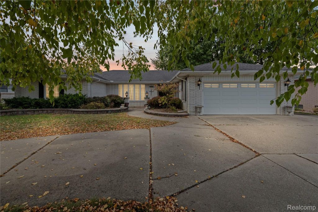 38219 Santa Anna Street, Clinton charter township