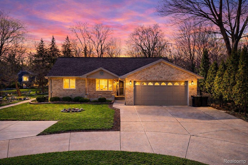 37209 Curwood Drive, Sterling Heights city
