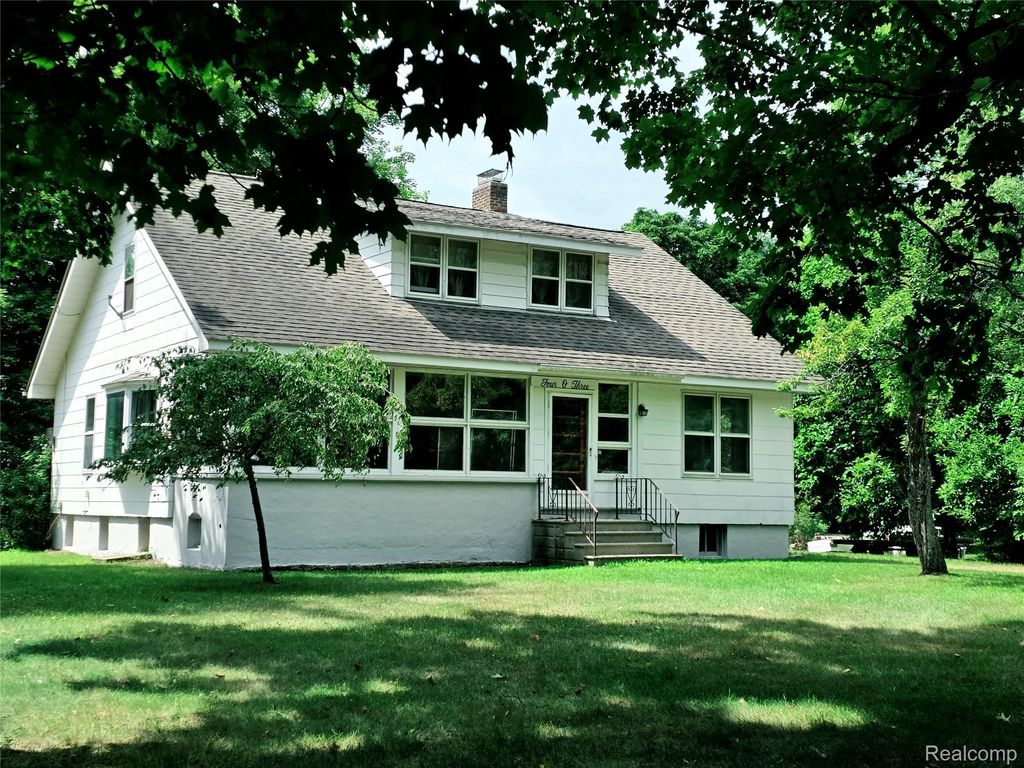 403 East Road, Holly village