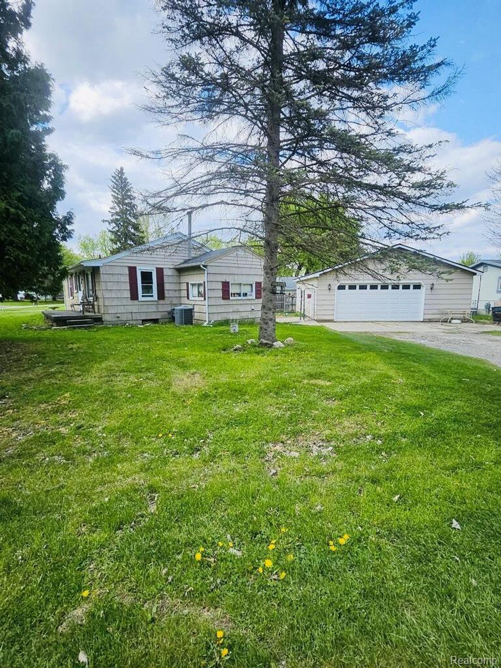 2147 Kent Drive, Davison township