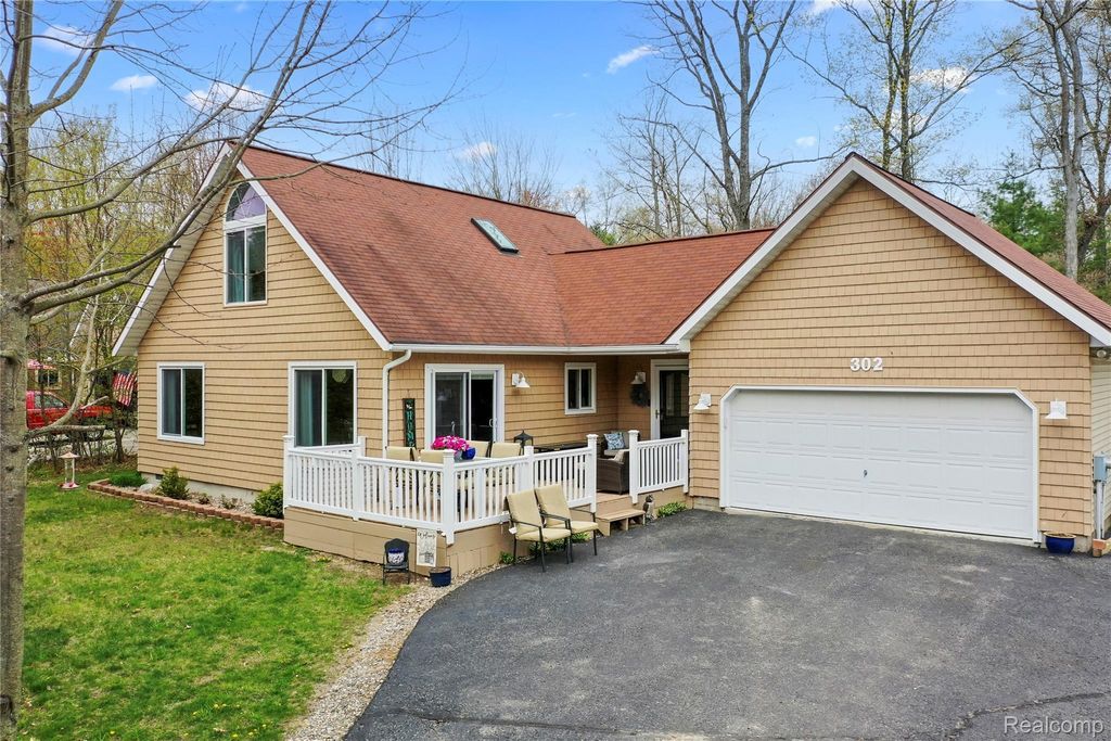 302 Robin Hood Street, Markey township