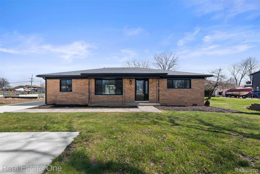 47900 Jefferson Avenue, Chesterfield township