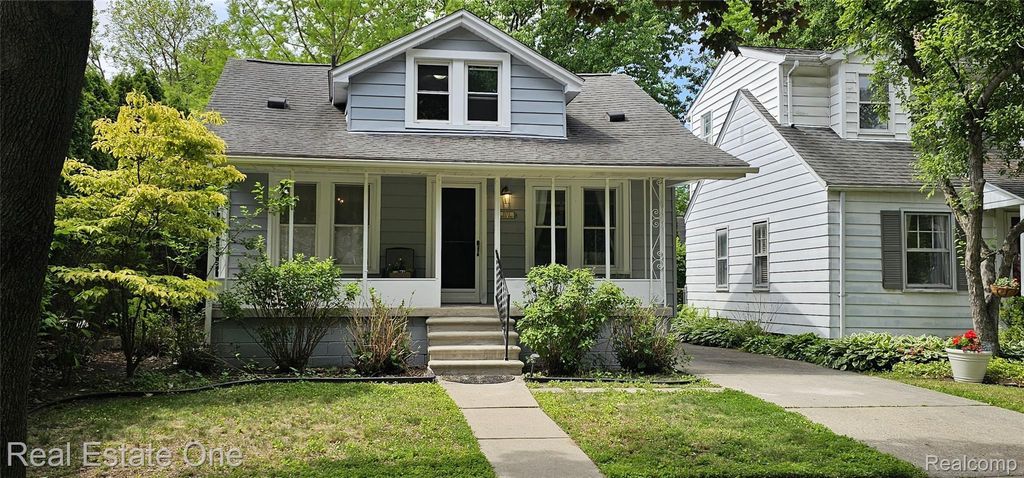 2073 Roslyn Road, Grosse Pointe Woods city