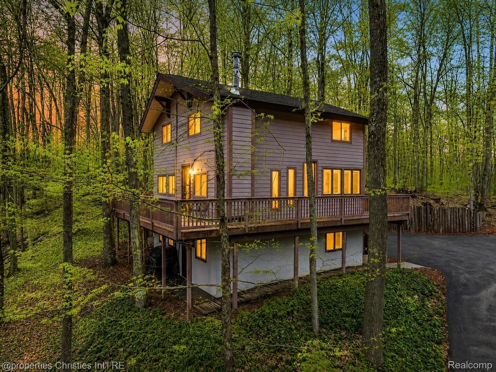 4001 Deskin Drive, Custer township