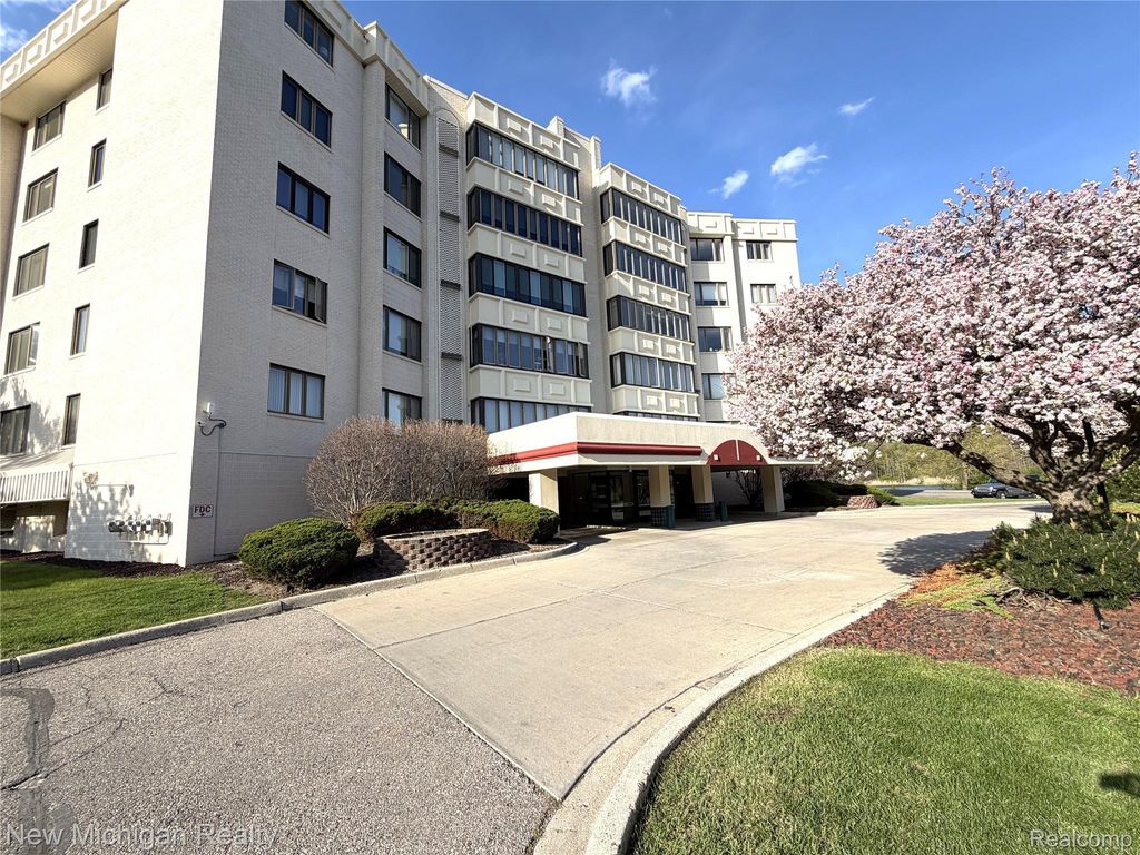 43000 12 Oaks Crescent Drive 2033, Novi city