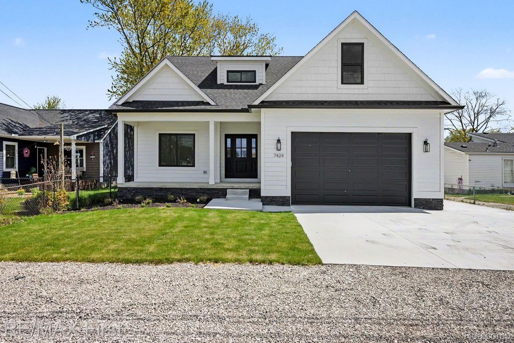 7424 Dyke Road, Clay township