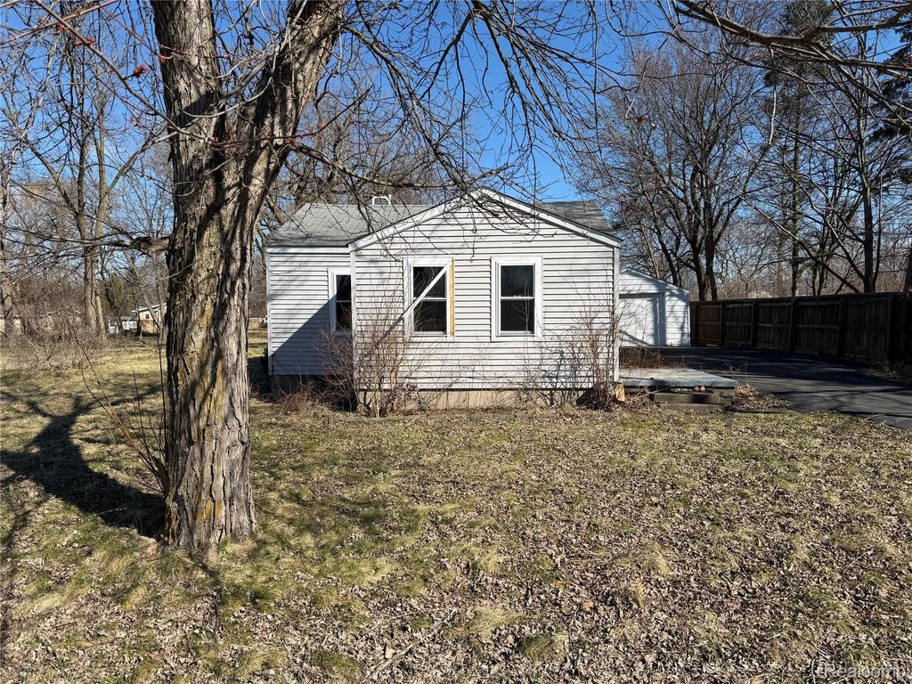 1038 W Pine Avenue, Mt. Morris township