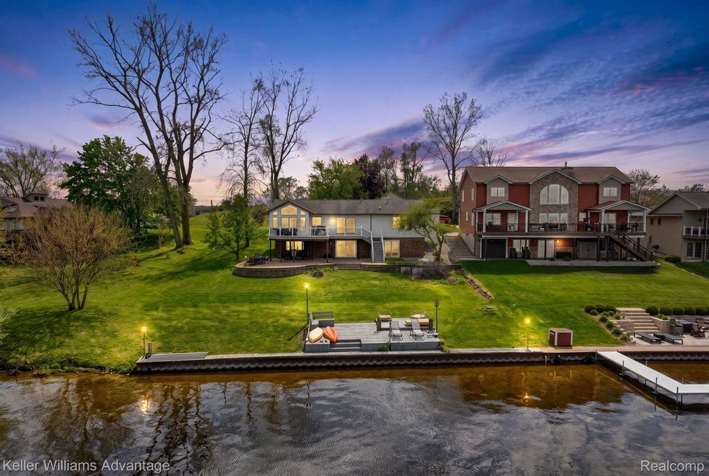 13980 Grandpoint Circle, Somerset township