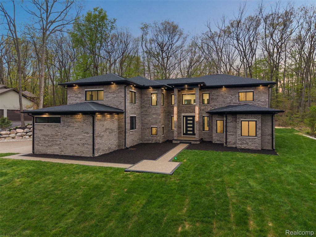 6675 College Park Drive, Springfield charter township