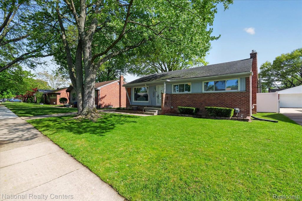 29911 Macintyre Street, Livonia city