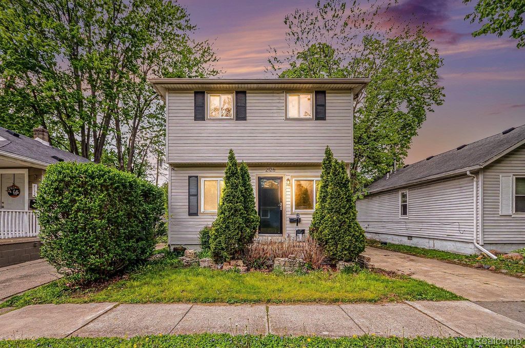 2126 Roslyn Road, Grosse Pointe Woods city