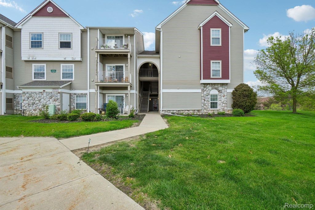 15240 Silver Parkway Apt 306, Fenton city