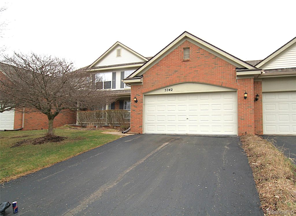 5942 Augusta Lane, Holly township