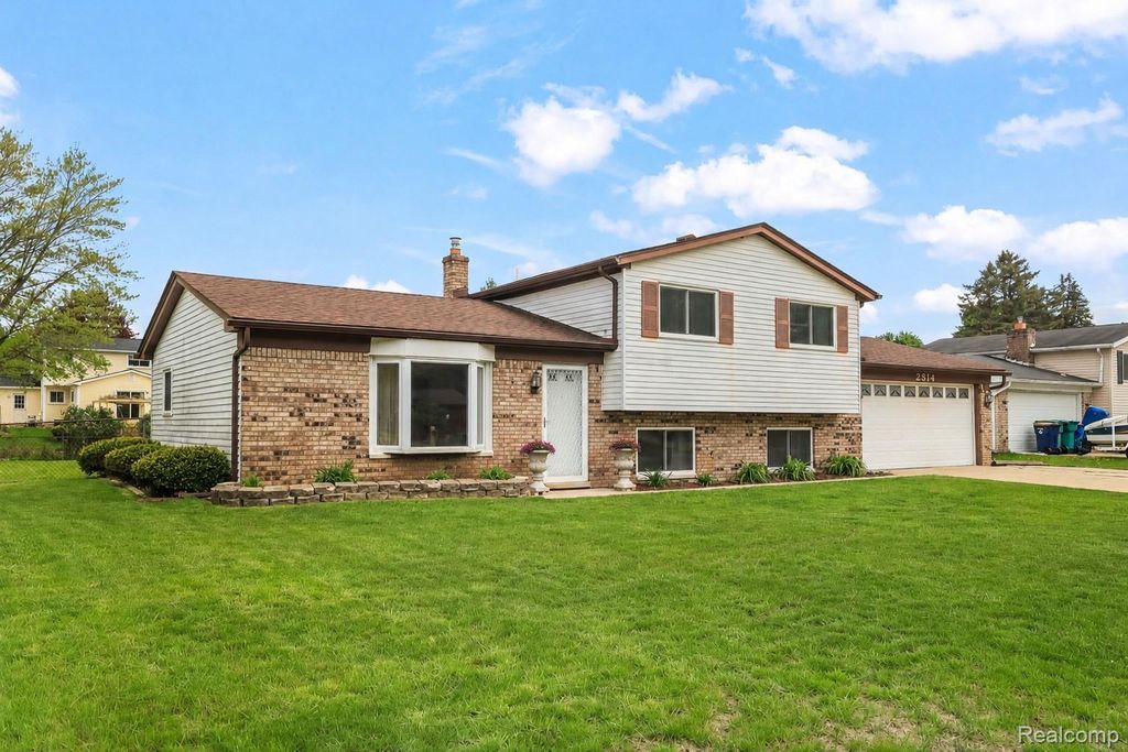 2814 Burgess Hill Drive, Waterford charter township