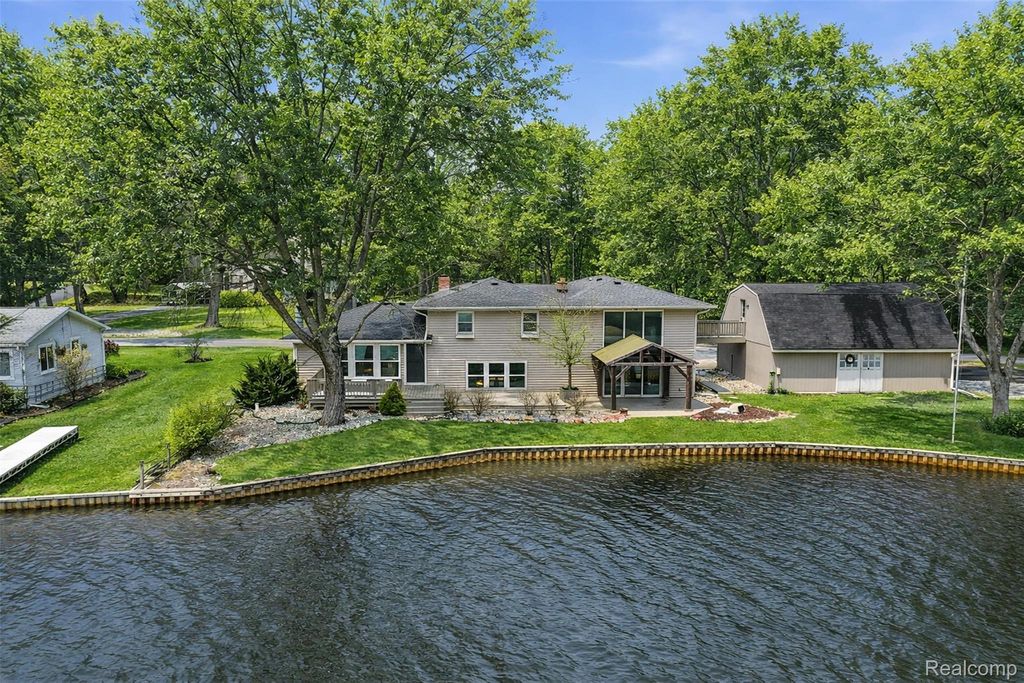 5370 Edgelake Drive, Hamburg township