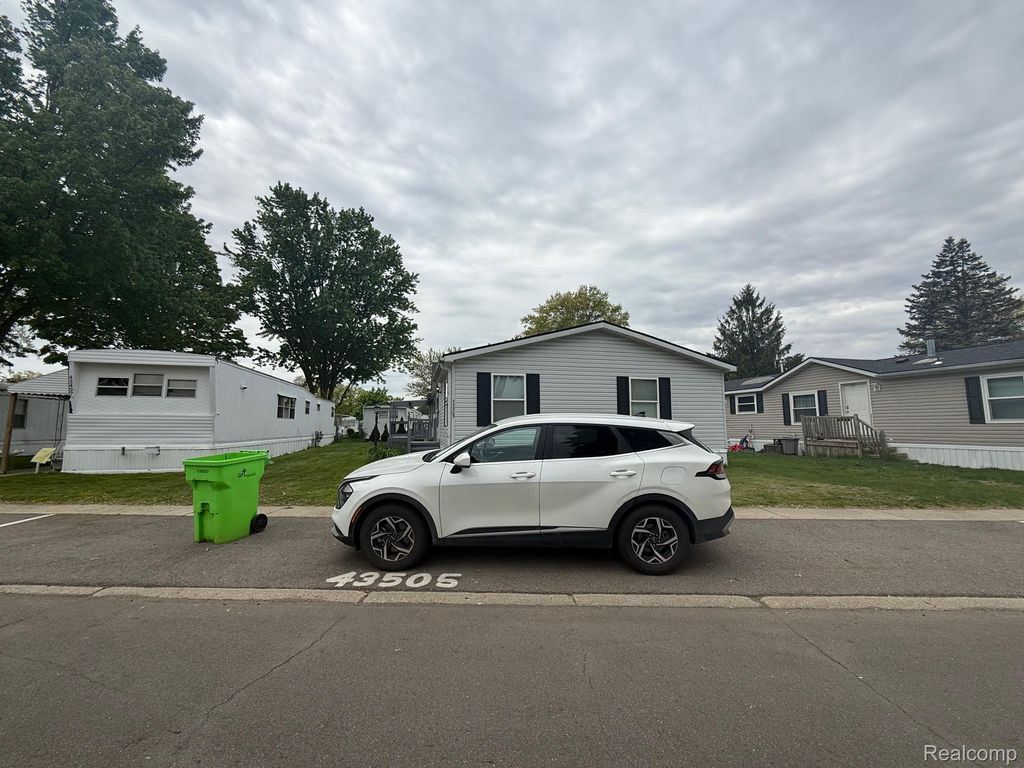 43505 Charlemagne Avenue, Sterling Heights