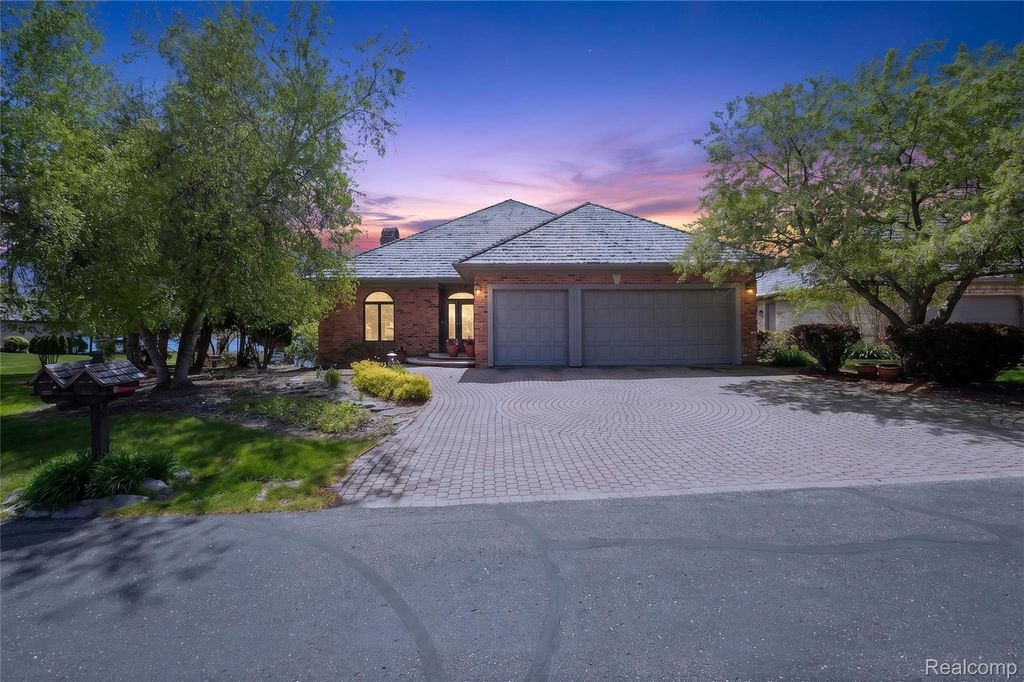 24 Chateaux Du Lac, Fenton charter township