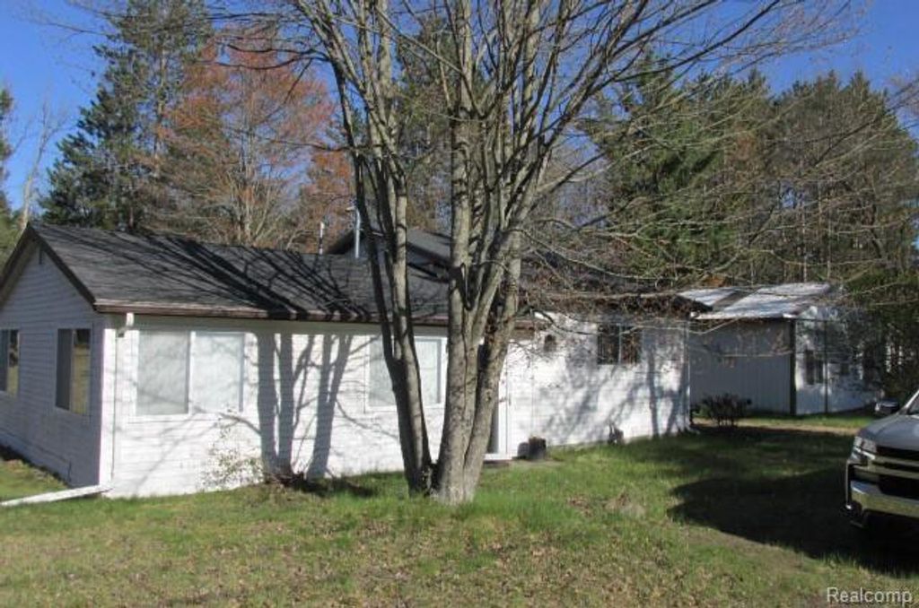 720 Strawberry Court, Richfield township