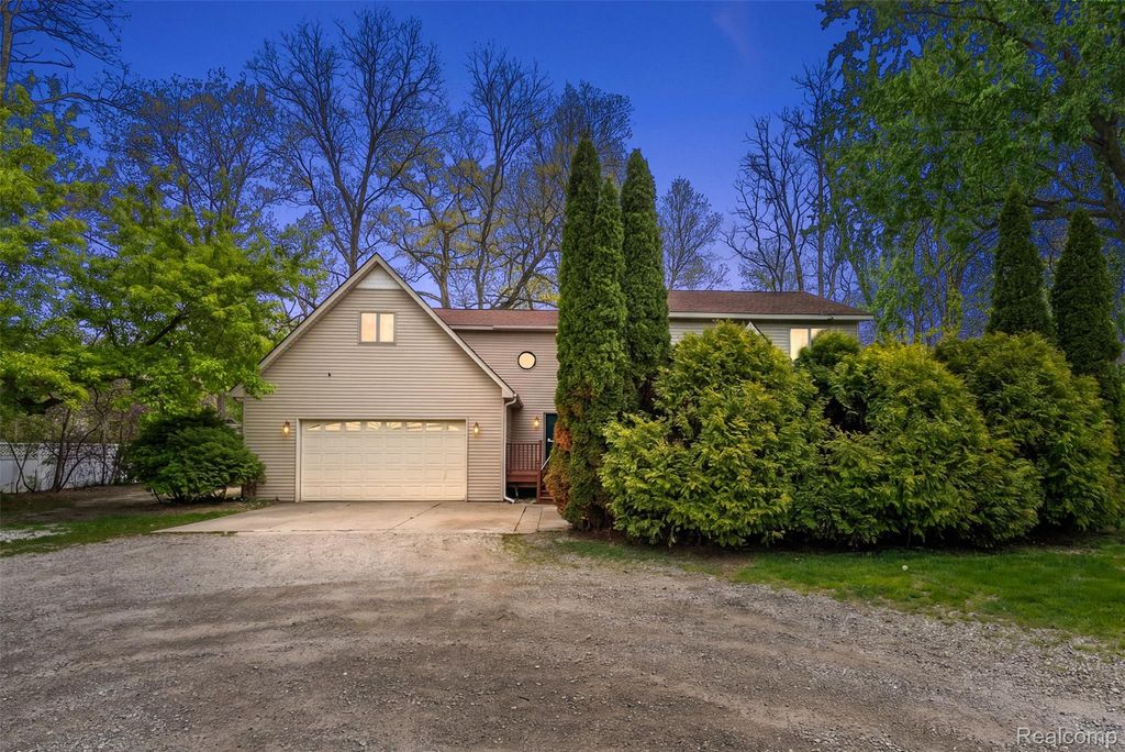 2475 S Ortonville Road, Brandon charter township