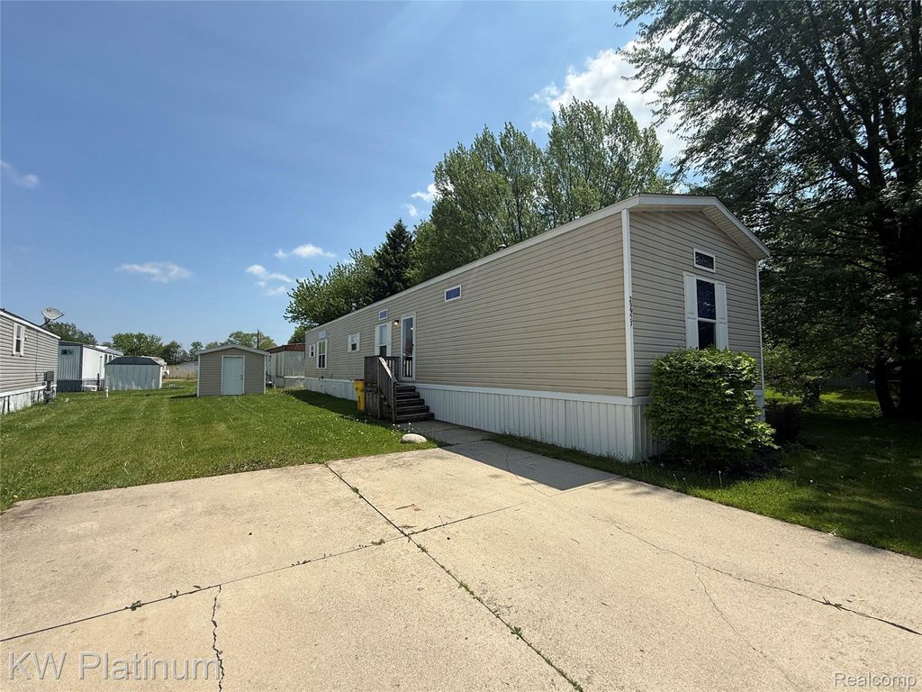 29927 Guilford Circle, Chesterfield township