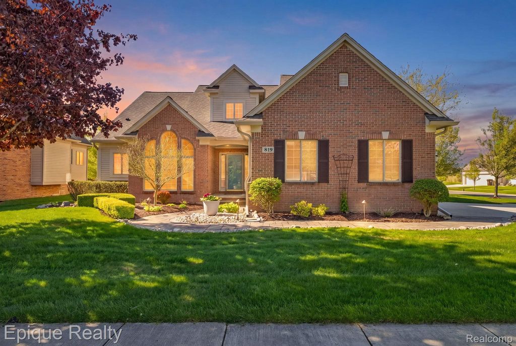 819 Pineridge Avenue, Oxford charter township