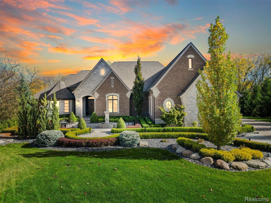 2475 Creekside Court, Oakland charter township