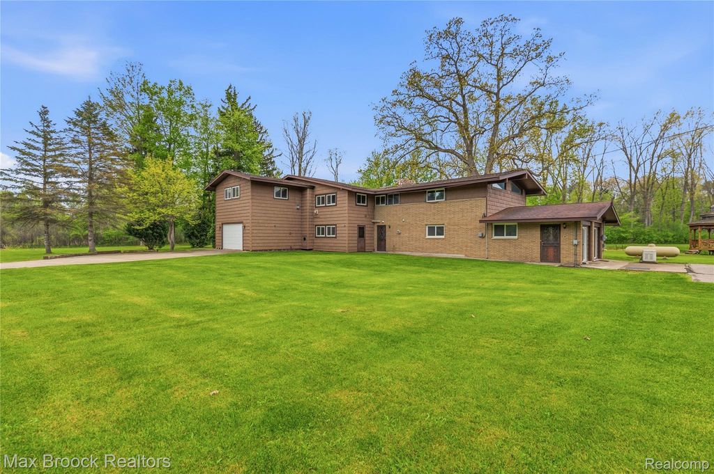 1392 Maple Grove Road, Lapeer township