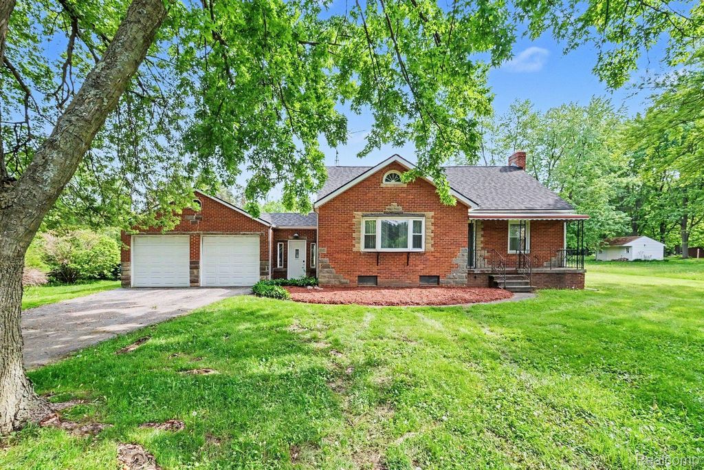 1093 W Maple Avenue, Mundy township