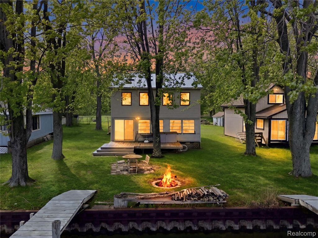 6556 Dickinson Island, Clay township