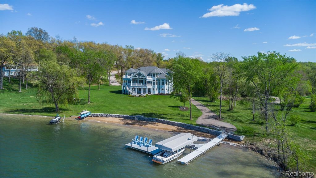 10195 Bennett Lake Road, Tyrone township