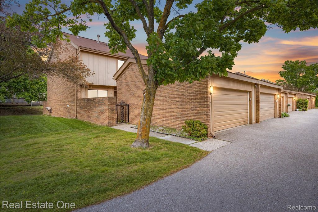 5345 Wright Way W, West Bloomfield charter township