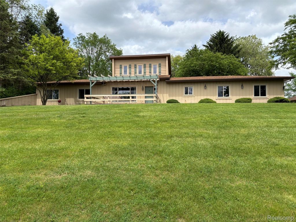 885 Lake Forest Drive, Lapeer township