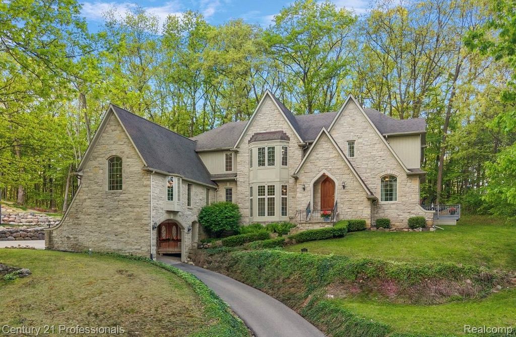 6705 College Park Drive, Springfield charter township