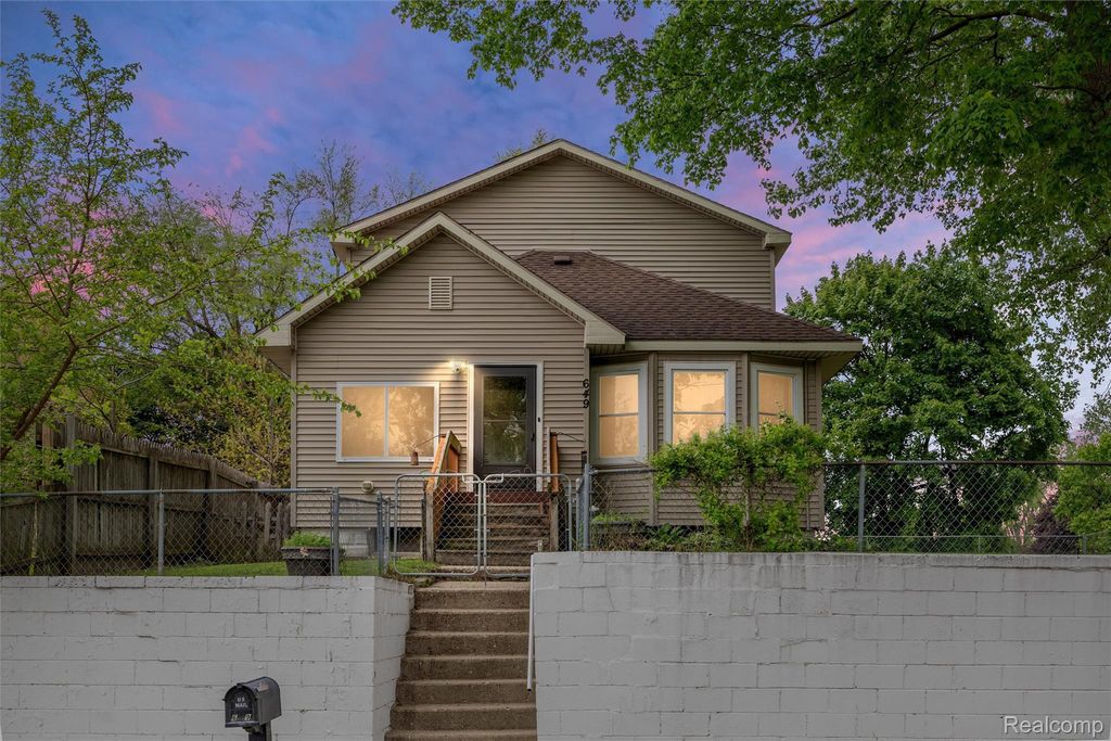 649 Lounsbury Avenue, Pontiac city