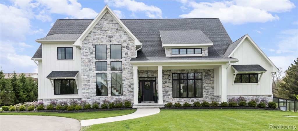 8439 Holcomb Road, Independence charter township