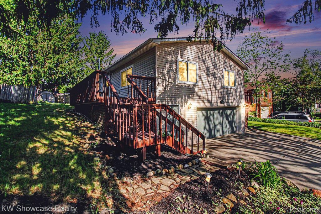 2331 Lakeside Drive, Highland charter township