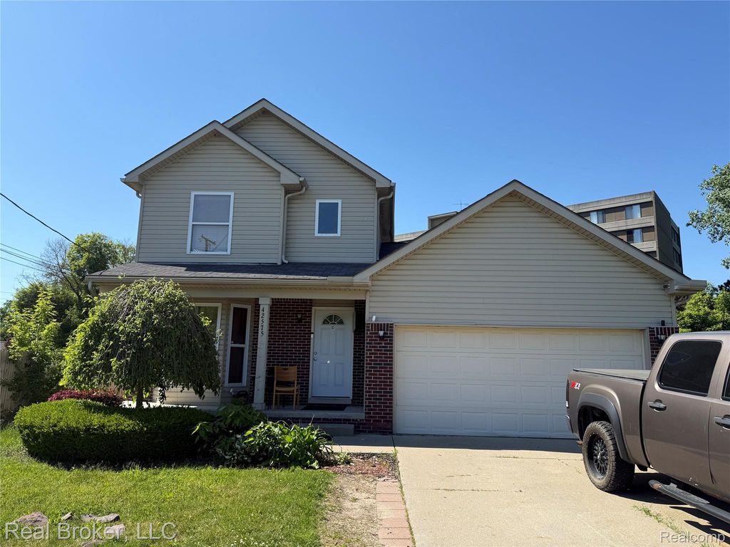 42575 Walnut Street, Clinton charter township