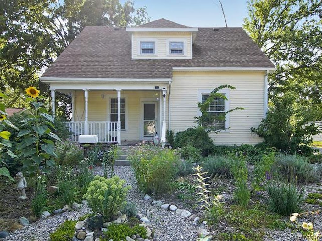 349 Barnum Street, Dundee village